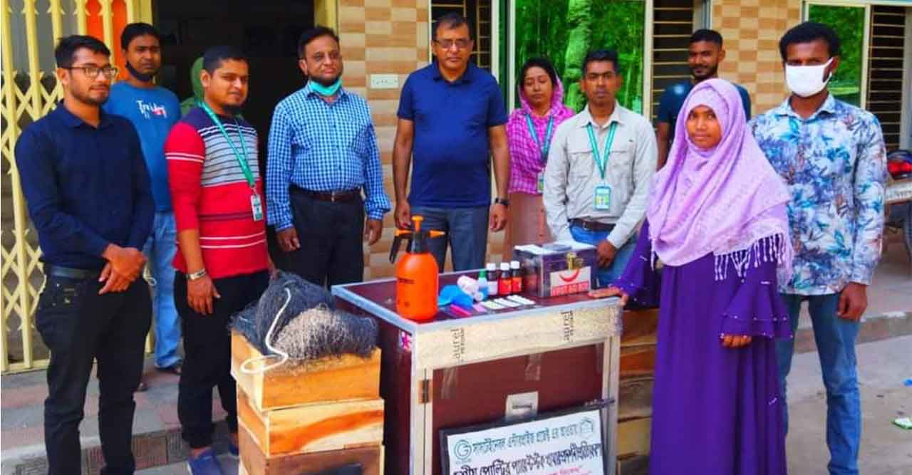 খামার উদ্যোক্তাকে বিভিন্ন উপকরণদ দিচ্ছে গ্রামীন জন উন্নয়ন সংস্থা