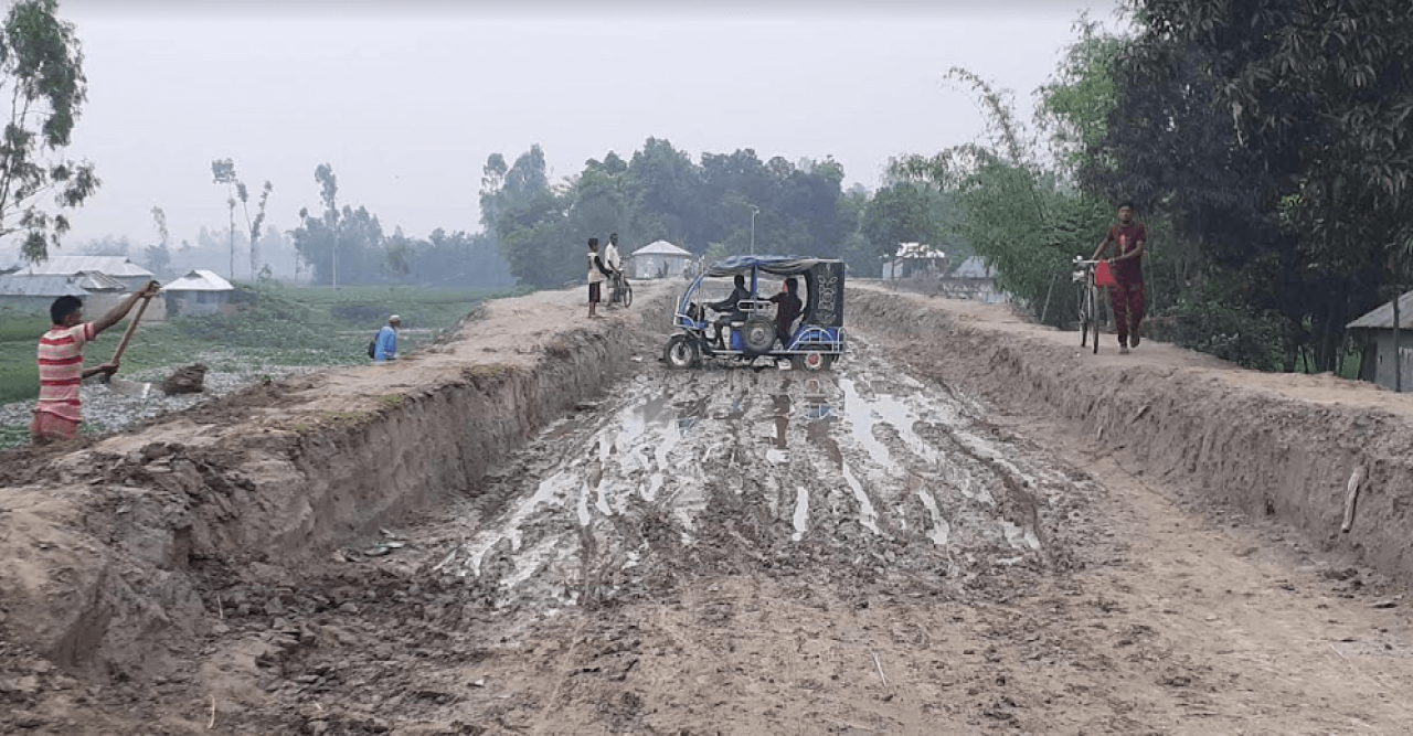 সামান্য বৃষ্টি হলে সড়কে জমে হাটুকাঁদা, জনদূর্ভোগ চরমে