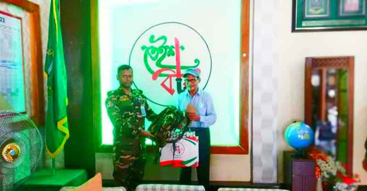 প্রেসক্লাব সভাপতিকে ফুলেল শুভেচ্ছা জানালেন আলীকদম জোন কমান্ডার