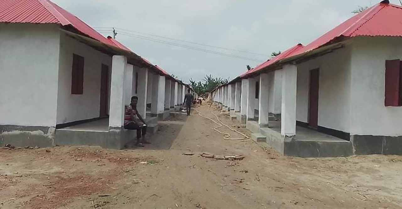 রাণীশংকৈলে ৩৫১ গৃহহীন পেলেন প্রধানমন্ত্রীর ঈদ উপহার
