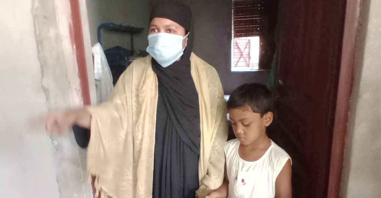 স্বামীর অধিকার আদায়ে স্বামীর বাড়িতে ১ম স্ত্রী'র অবস্থান