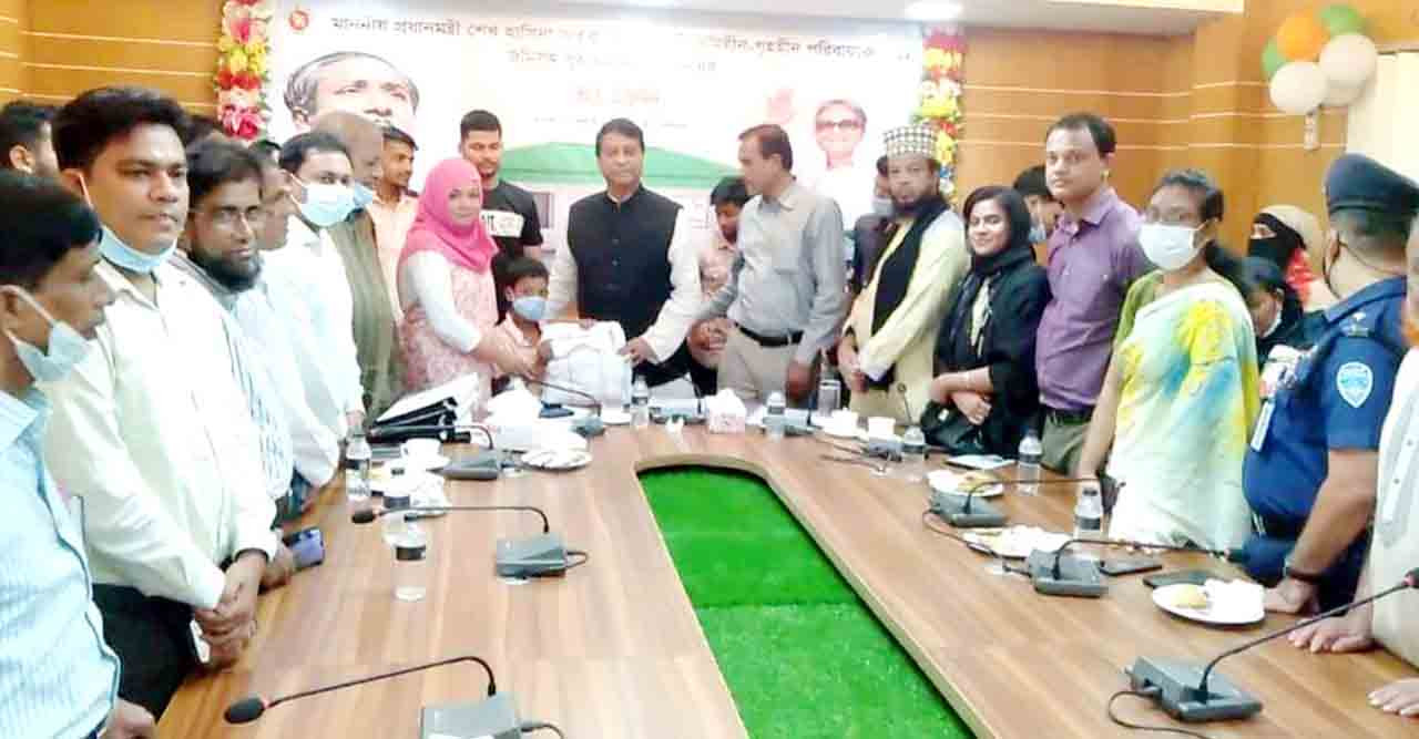 চন্দনাইশে প্রধানমন্ত্রীর উপহার ঘরের চাবি ১৫টি পরিবারের মাঝে বিতরণ