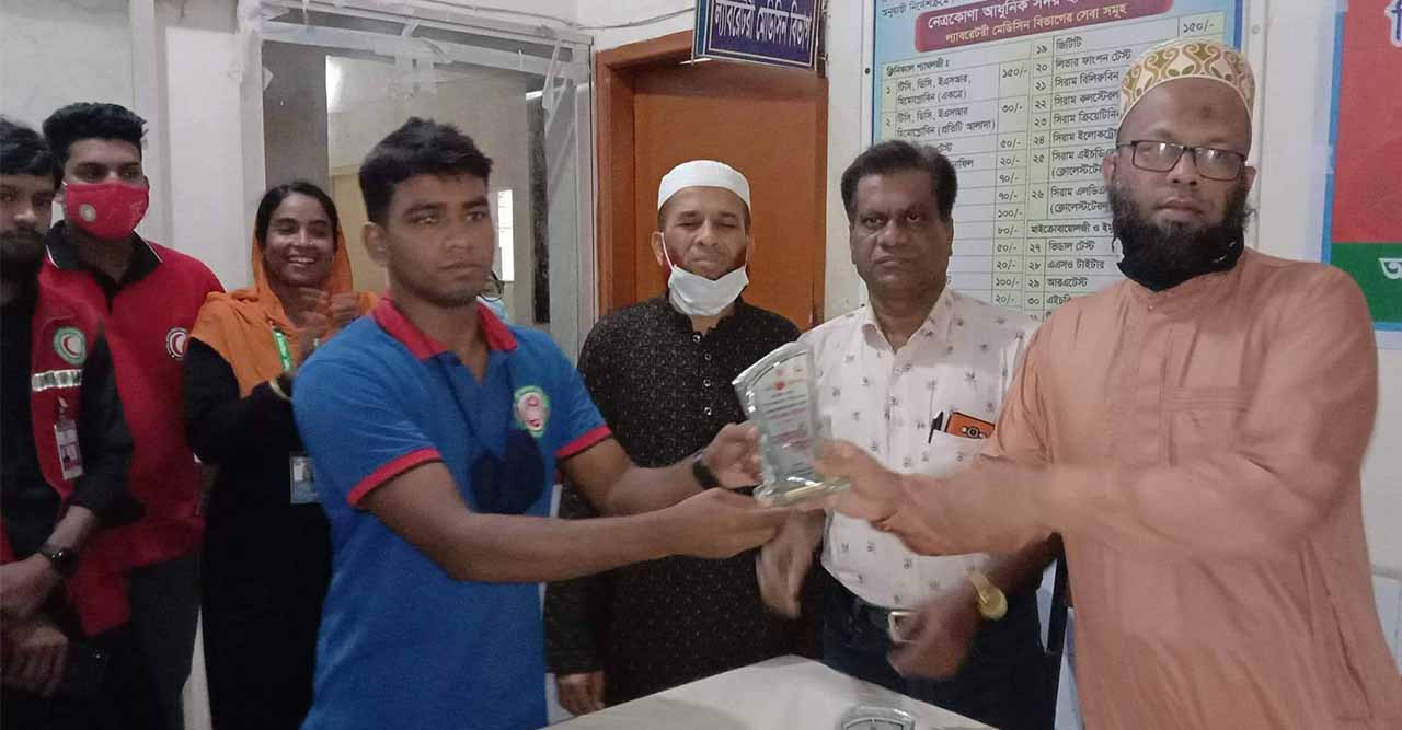 রক্তদানে বিশেষ অবদানে নেত্রকোণা সদর হাসপাতাল দিল সম্মাননা স্মারক