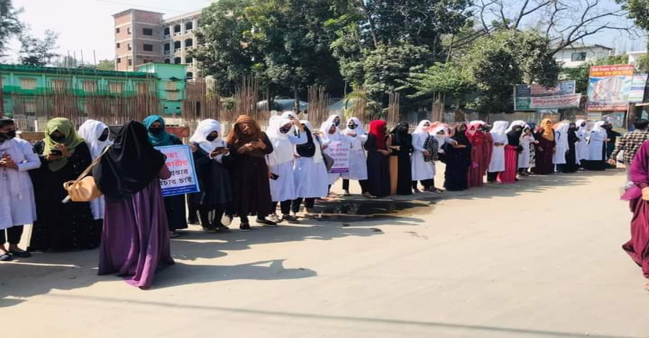 কলেজছাত্রী প্রিয়তা হত্যার প্রতিবাদে কোম্পানীগঞ্জ বসুরহাটে মানববন্ধন