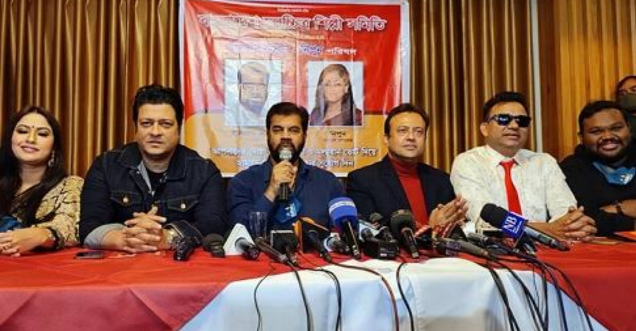 সংবাদকর্মীদের সামনে কাঞ্চন-নিপুণ প্যানেলের ইশতেহার ঘোষণা