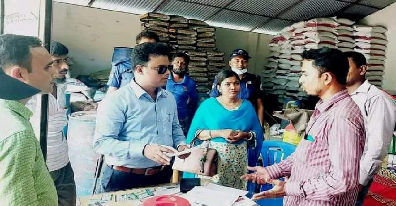 বাকেরগঞ্জে চালের দোকানে মোবাইল কোর্টের হানাঃ  জরিমানা