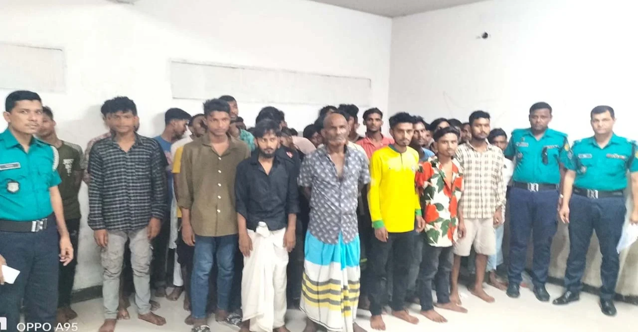 ৭ জনকে কুপিয়ে জখম, মোহাম্মদপুরে ‘পাটালি গ্রুপের’ ৪৪ সদস্য আটক