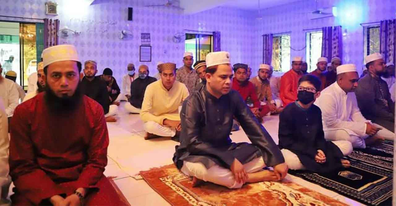 পুলিশ সদস্যদের সাথে ঈদের নামাজ আদায় করলেন পুলিশ সুপার