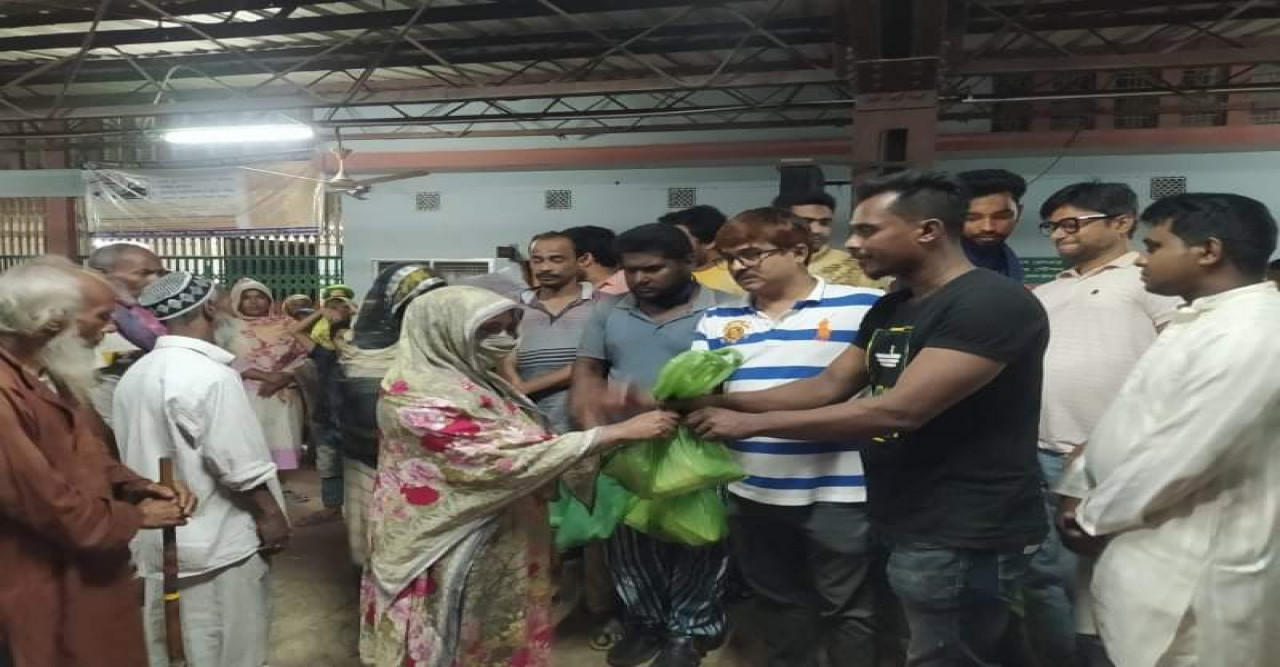 গভীর রাতে সেহেরী বিতরণে ঠাকুরগাঁও জেলা স্বেচ্ছাসেবকলীগের সভাপতি