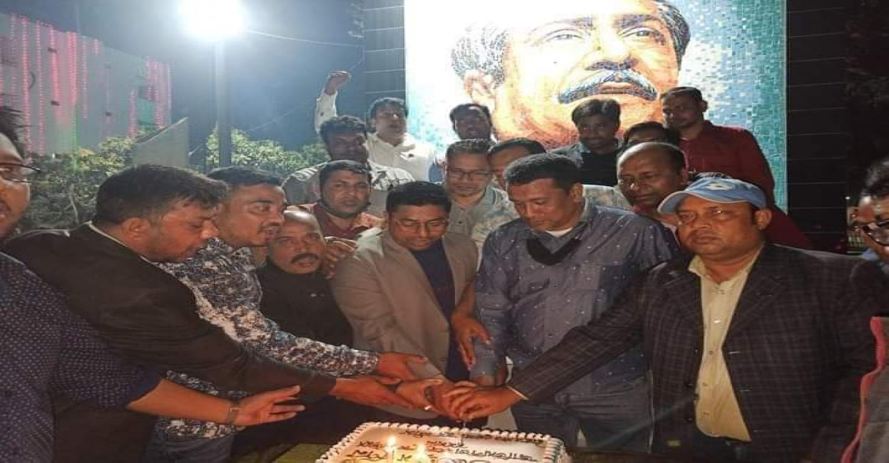 প্রথম প্রহরে  বঙ্গবন্ধুর প্রতিকৃতিতে পুষ্পমাল্য অর্পন করেন  ঠাকুরগাঁও জেলা যুবলীগ