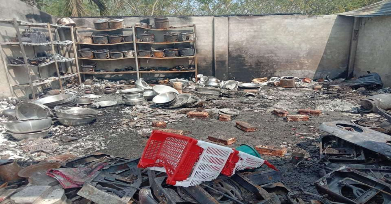 মোল্লাহাটে ভয়াবহ অগ্নিকান্ড: ৬ দোকান পুড়ে ছাই