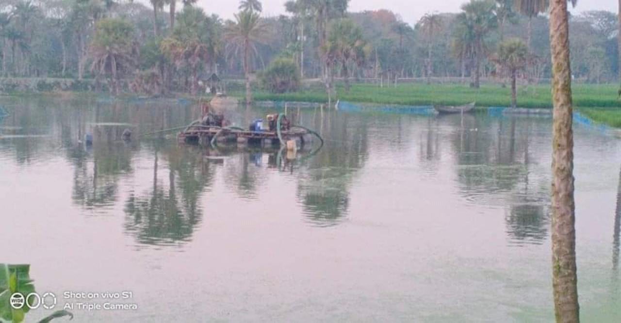 তালায় মুড়াকলিয়া পল্লীতে অবৈধভাবে বালু উত্তোলন