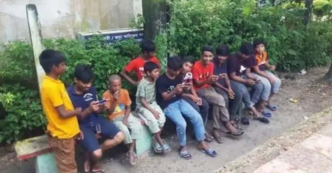 পড়ালেখার পরিবর্তে মোবাইল নিয়ে ব্যস্ত শিক্ষার্থীরা