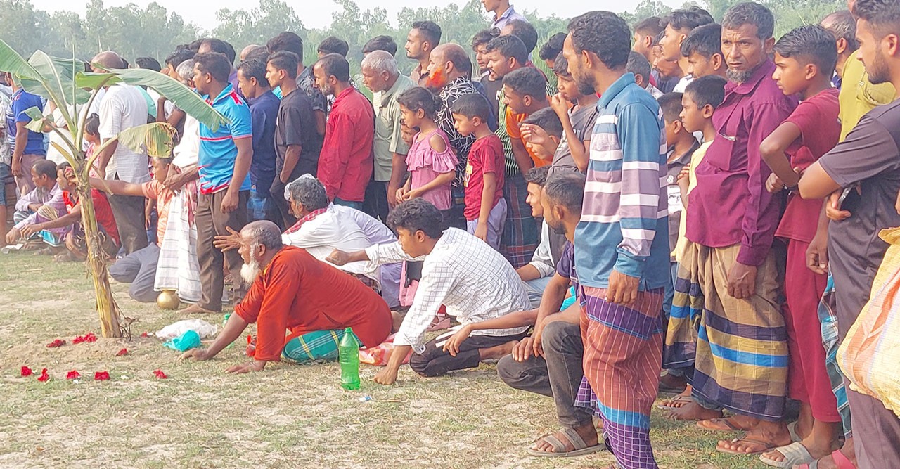 যাদু-মন্ত্রের জোরে বিষধর সাপকে কাছে টানার চেষ্টা