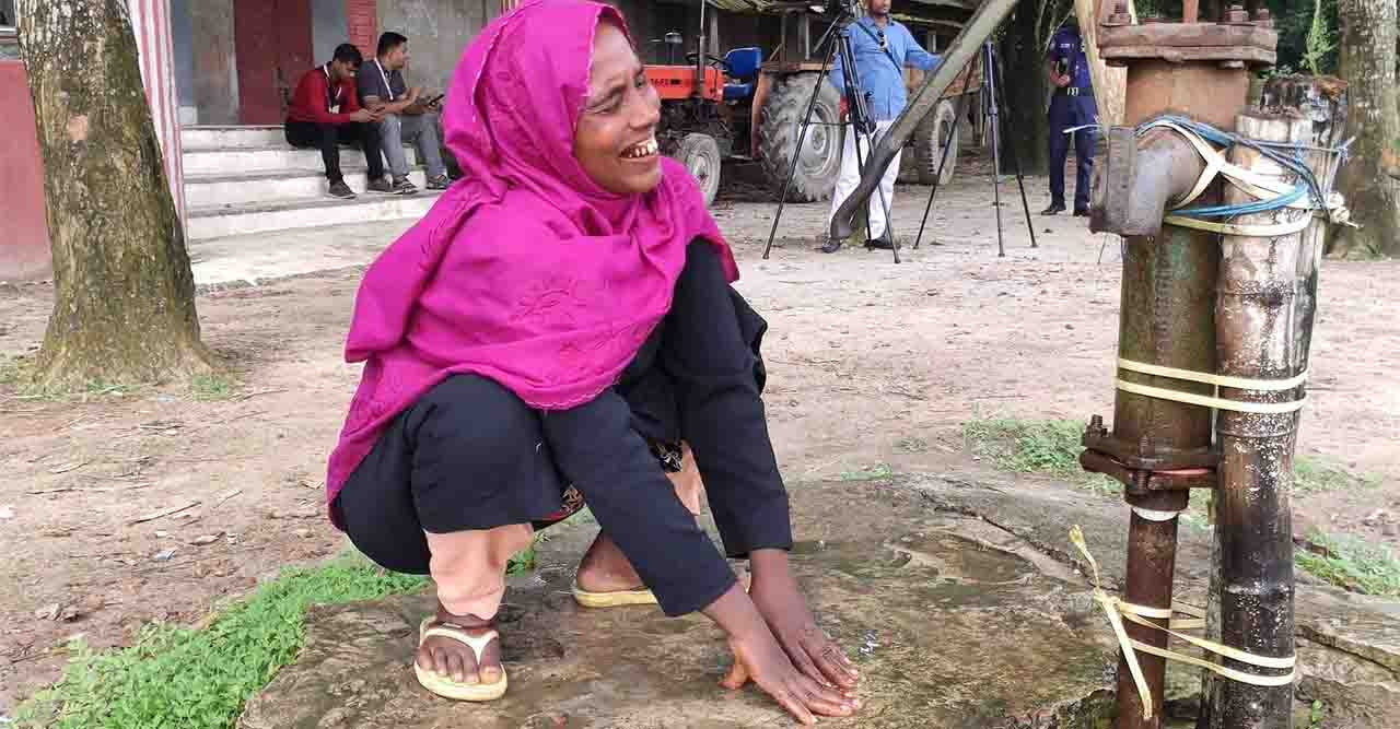 প্রথমবার ইভিএম ভোট দিতে আঙ্গুল ঘষার হিড়িক