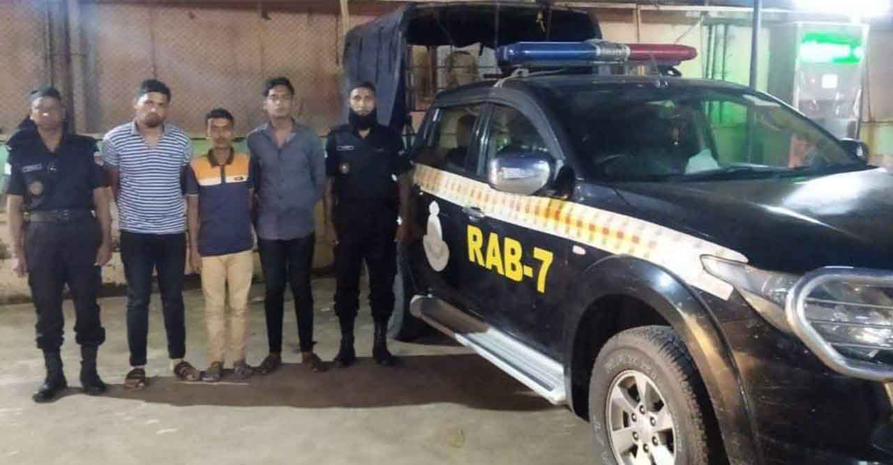 এ্যাম্বুলেন্সের ভিতর ৫৮৯ বোতল ফেন্সিডিলসহ আটক ৩