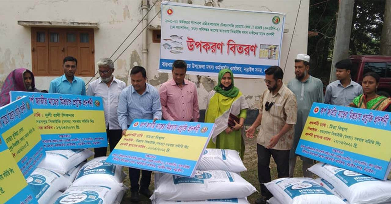 মৎস্য চাষীর মাঝে মৎস্য উপকরণ বিতরণ