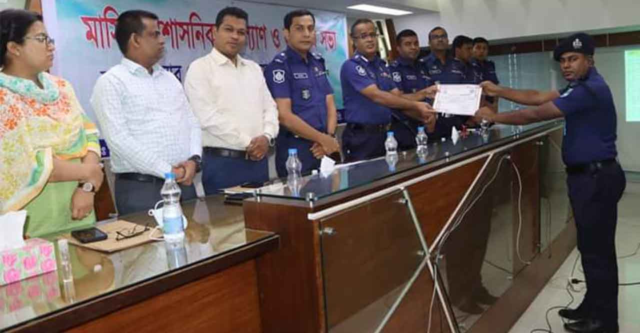 ঢাকা জেলার শ্রেষ্ঠ অস্ত্র উদ্ধারকারী পেলেন সন্মাননা